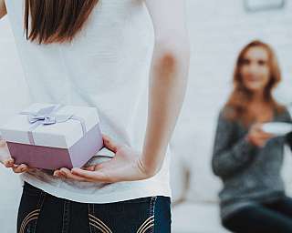 Geschenkbox hinter dem Rücken