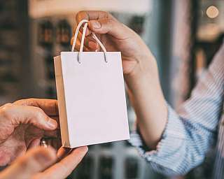 Geschenktüte wird überreicht