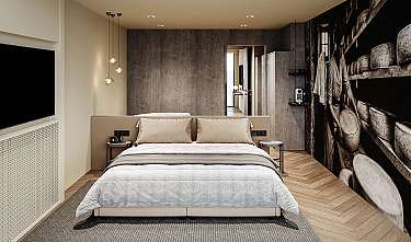Modern eingerichtetes Schlafzimmer mit Doppelbett, Holzwänden und dekorativer Beleuchtung.