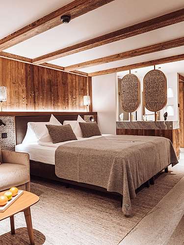 Chambre confortable avec accents en bois