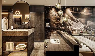 Modernes Doppelzimmer mit Holz, Steinwaschbecken und großem Wandbild