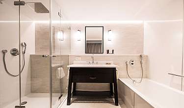 Modern bathroom with walk-in shower, washbasin and bathtub