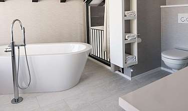 Salle de bains moderne avec baignoire îlot, douche et lavabo