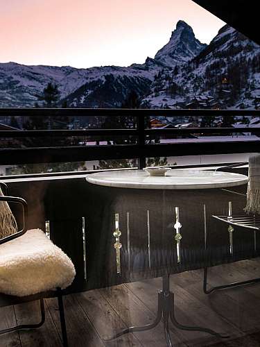 Balcon avec vue sur la montagne