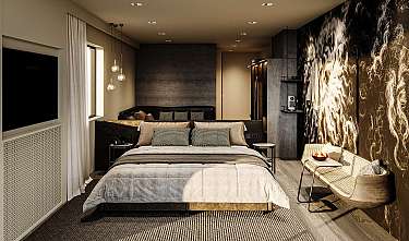 Modernes Schlafzimmer mit großem Bett, Designerbeleuchtung und dekorativer Wandgestaltung.