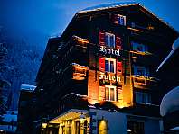 Schneebedecktes Berghotel