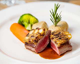 Gourmetteller mit medium gebratenem Fleisch, Brokkoli, Karotten und Kartoffeln.