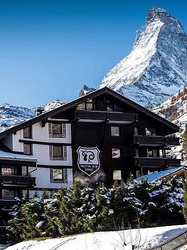 Berghotel vor Matterhorn