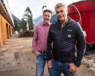 Paul et Paul Marc Julen se tiennent devant notre exploitation agricole.