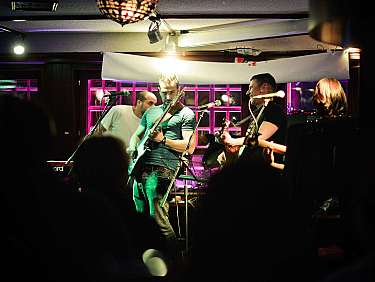 Groupe live sur une petite scène