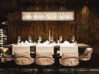 Elegantes Esszimmer mit Weinregal