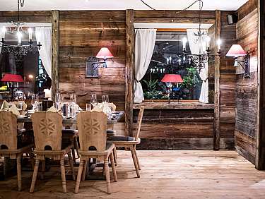 Salle à manger aménagée dans un style rustique