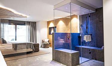 Modernes Schlafzimmer mit offener Glasdusche und elegantem Innenraum.