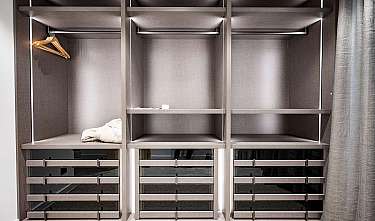 Moderner begehbarer Kleiderschrank mit Regalen, Kleiderstangen und Schubladen