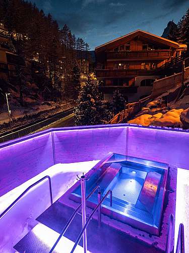 Beleuchteter Schnee-Spa bei Nacht