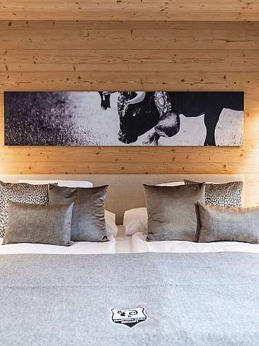 Modernes Schlafzimmer mit Holz