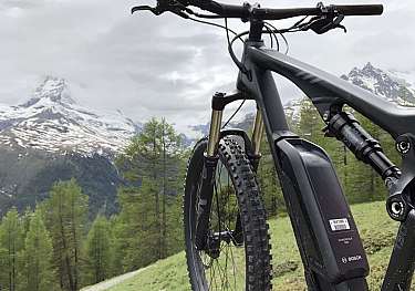 Mountainbike vor Alpenkulisse