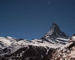Matterhorn enneigé de nuit