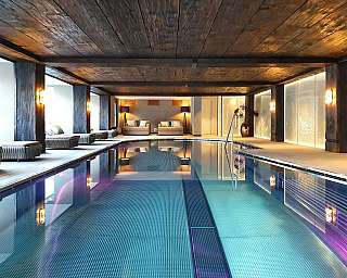 Piscine intérieure chauffée avec lounge au Wellness Hotel Alpenhof