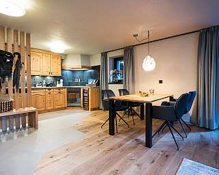 Coin repas et cuisine confortable dans le View & Spa Apartment