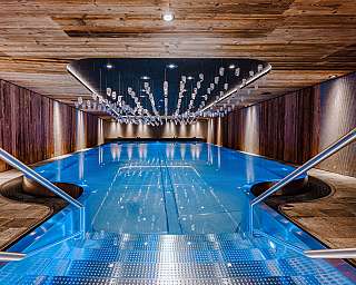 Piscine intérieure chauffée au Tradition Julen Hotel