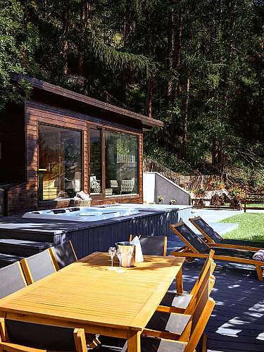 Hölzerne Terrasse im Wald