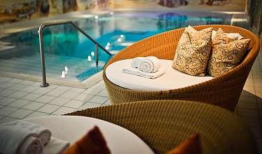 Erlebnis-Hallenbad Pool im Julen SPA