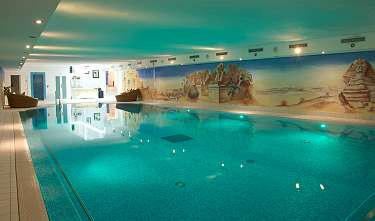 Pool mit integrierter Sprudelbank und Wasserfall Der Pool im Julen SPA mit integrierter Sprudelbank und Wasserfall