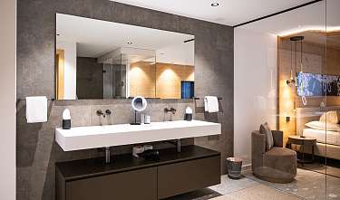 Bedroom (right) Double washbasin Bedroom (right) Double washbasin