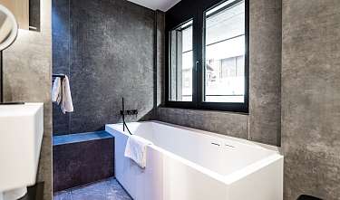 Salle de bain avec baignoire et douche Salle de bain avec baignoire et douche