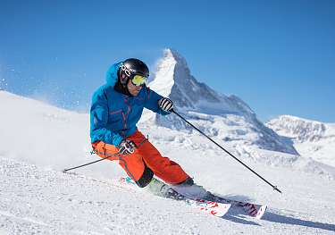 Sportlicher Skifahrer vor Matterhorn cr Pascal Gertschen Sportlicher Skifahrer vor Matterhorn cr Pascal Gertschen