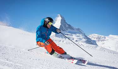 Sportlicher Skifahrer vor Matterhorn cr Pascal Gertschen Sportlicher Skifahrer vor Matterhorn cr Pascal Gertschen