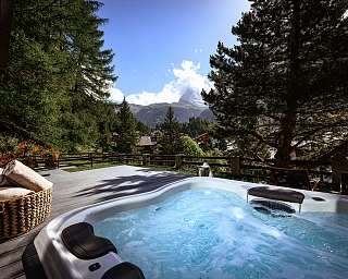 Wohnzimmer mit Smart TV und Matterhorn Blick Wohnzimmer mit Smart TV und Matterhorn Blick